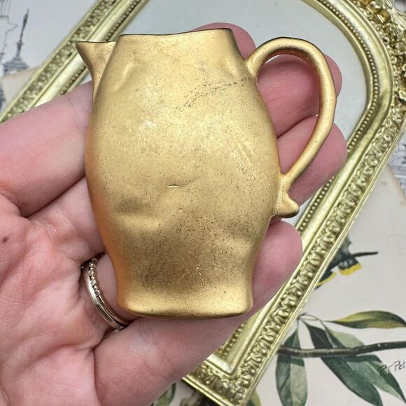 Vintage Vase Pin Brooch Brushed Gold Tone Chunky Heavy Pitcher Matte 1980s - Picture 2 of 3
